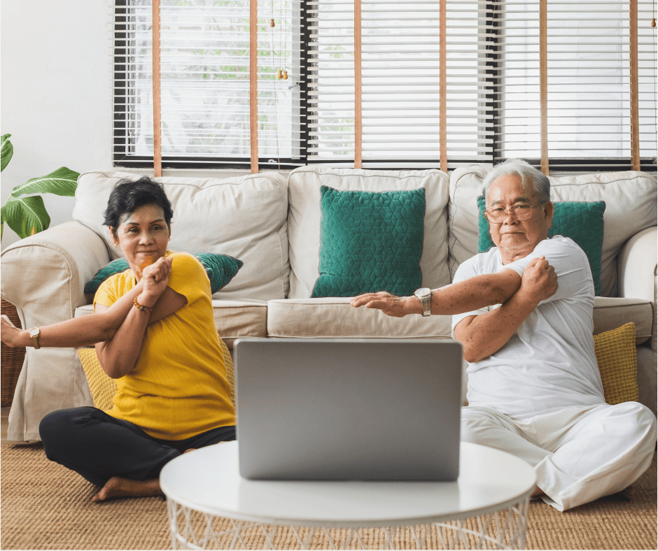 Dos personas mayores participando en una clase de ejercicio virtual